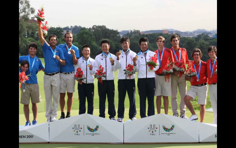 El equipo de medallistas de oro de Japón (C), el de plata de Italia (I) y el de los medallistas de bronce de México. NOTIMEX  /