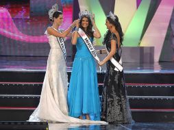 Karin Ontiveros (izq.) y la Miss Universo Ximena Navarrete, ambas jaliscienses, coronan a Karina González Muñoz. S. NÚÑEZ  /