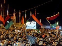 Una multitud celebra en la plaza Tahrir el reclamo de los rebeldes de haber avanzado en Trípoli. EFE  /