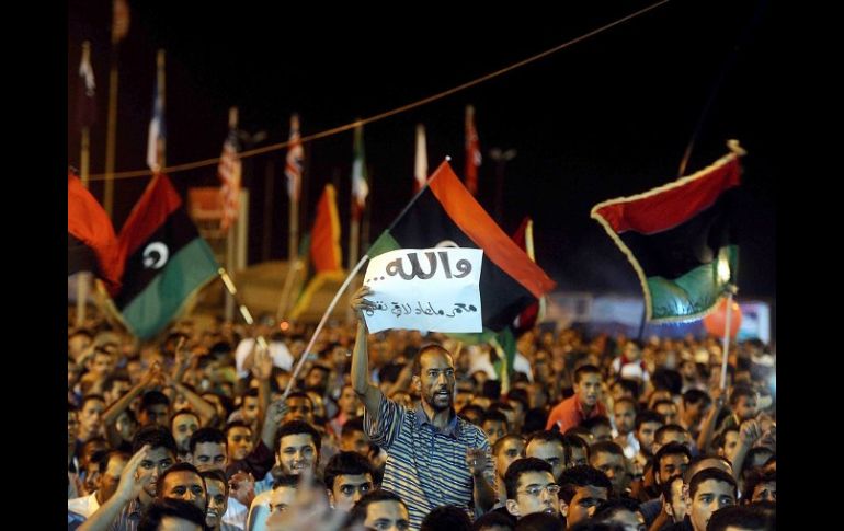 Una multitud celebra en la plaza Tahrir el reclamo de los rebeldes de haber avanzado en Trípoli. EFE  /