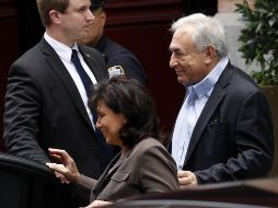 La imagen presentada con fecha 01 de julio 2011 muestra a Strauss-Kahn y su esposa Anne Sinclair saliendo de la Corte. AFP  /