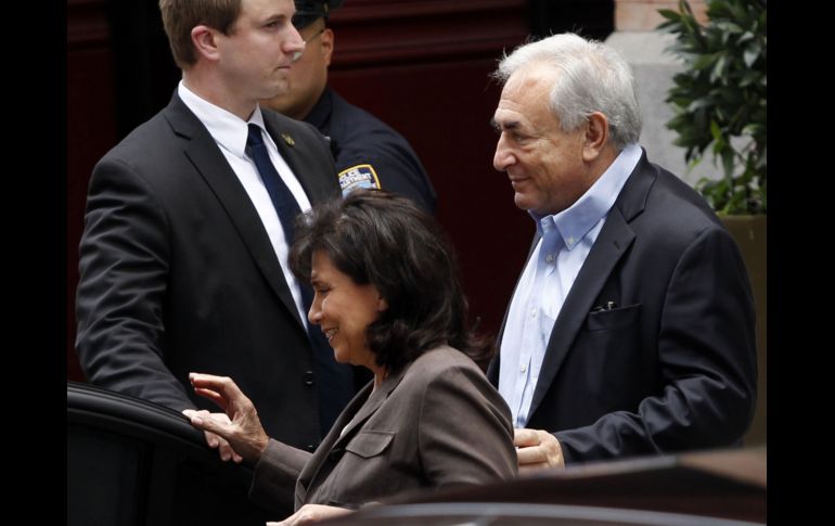 La imagen presentada con fecha 01 de julio 2011 muestra a Strauss-Kahn y su esposa Anne Sinclair saliendo de la Corte. AFP  /