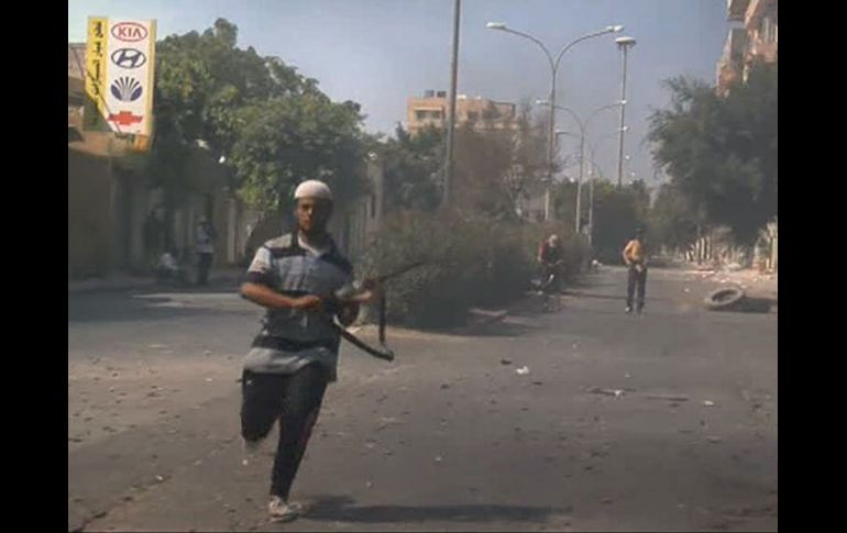 Un rebelde va a cubrir en una calle de Zawiya, Libia. AP  /