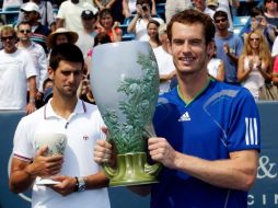 Andy Murray (D) sostiene la Copa del Campeonato tras derrotar a Novak Djokovic (I). REUTERS  /