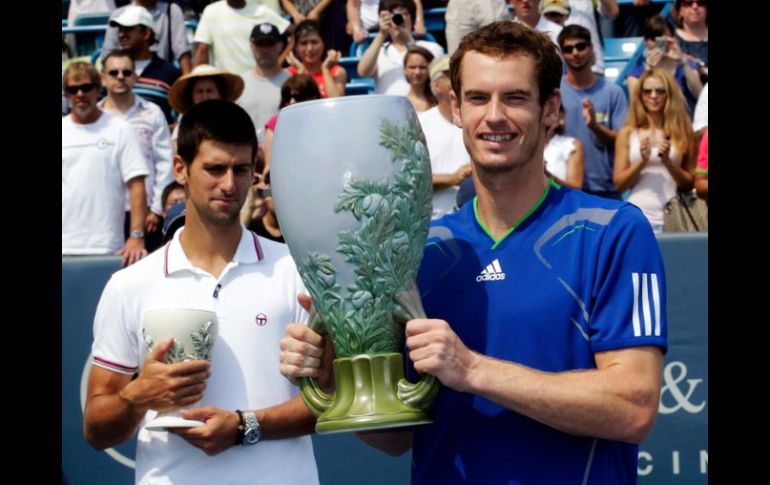 Andy Murray (D) sostiene la Copa del Campeonato tras derrotar a Novak Djokovic (I). REUTERS  /