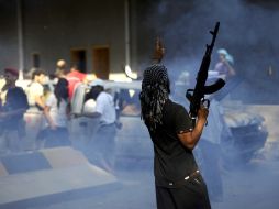 Un rebelde libio celebra hoy dentro de la base militar capturada a 16 kilómetros de Trípoli. AFP  /