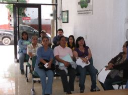 Personas esperando turno en oficinas de la Condusef para presentar queja. ARCHIVO  /