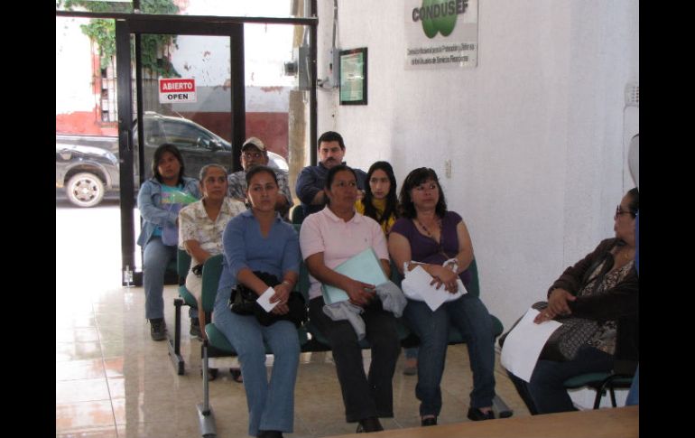 Personas esperando turno en oficinas de la Condusef para presentar queja. ARCHIVO  /