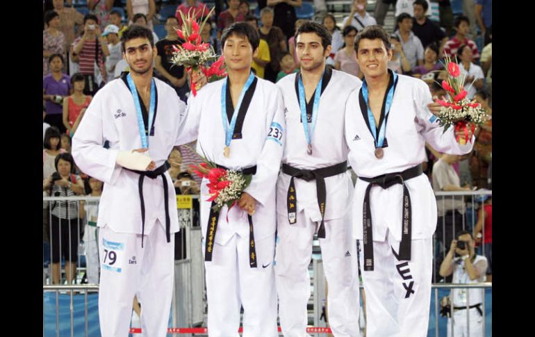 Fernando Corral (der) durante la premiación junto con los demás medallista de la categoría. ESPECIAL  /