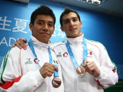 Jonathan Ruvalcaba (izq) y Rommel Pacheco muestra la medalla de bronce que ganaron en salto sincronizado 10mts. ESPECIAL  /