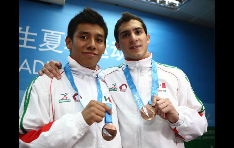 Jonathan Ruvalcaba (izq) y Rommel Pacheco muestra la medalla de bronce que ganaron en salto sincronizado 10mts. ESPECIAL  /