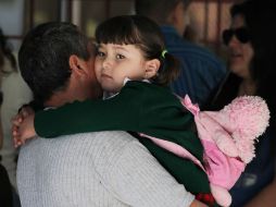 Padre e hija despidiéndose en la entrada del jardín de niños José Vasconcelos. M. FREYRÍA  /