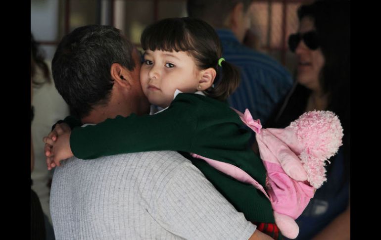 Padre e hija despidiéndose en la entrada del jardín de niños José Vasconcelos. M. FREYRÍA  /