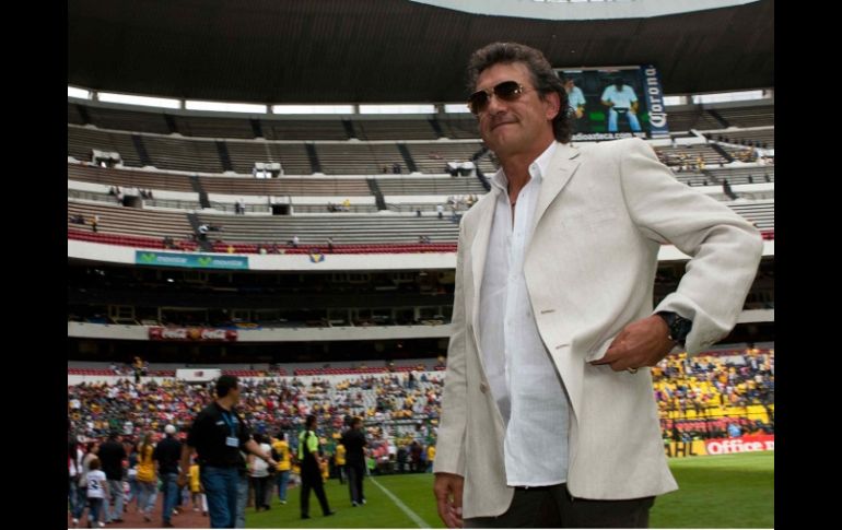 El técnico de Atlas, Rubén Omar Romano, durante encuentro ante el América en el estadio Azteca. MEXSPORT  /