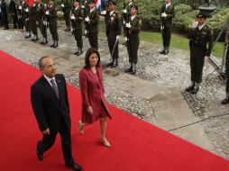 Felipe Calderón dio la bienvenida a Laura Chinchilla en la residencia oficial de Los Pinos. AP  /