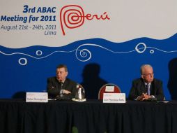 El presidente del APEC, Juan Francisco Raffo (d), y el ministro peruano de Exteriores, Rafael Roncagliolo (i). EFE  /