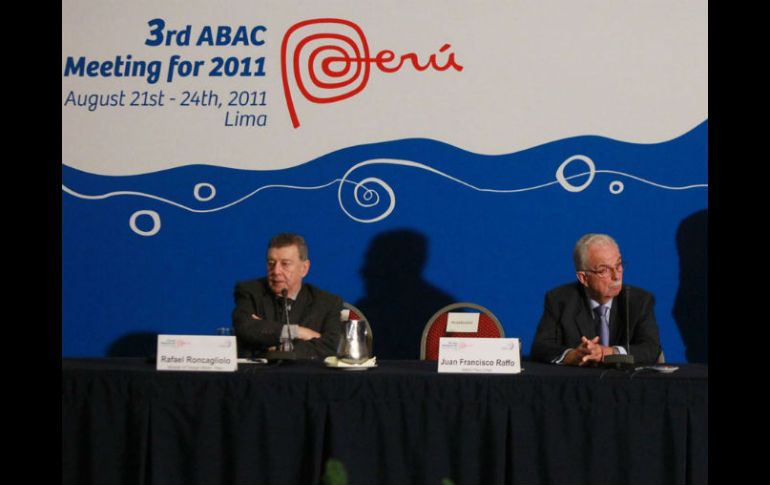 El presidente del APEC, Juan Francisco Raffo (d), y el ministro peruano de Exteriores, Rafael Roncagliolo (i). EFE  /