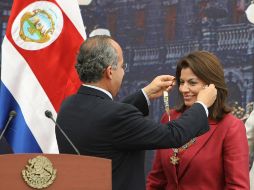 Felipe Calderón (i), condecora a su homóloga de Costa Rica, Laura Chinchilla (d), con la 'Orden Mexicana del Águila Azteca'. EFE  /