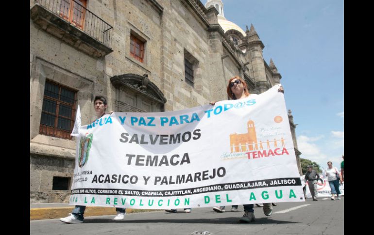 La “Caravana por la paz y el agua” rumbo al Palacio de Gobierno. A. HINOJOSA.  /