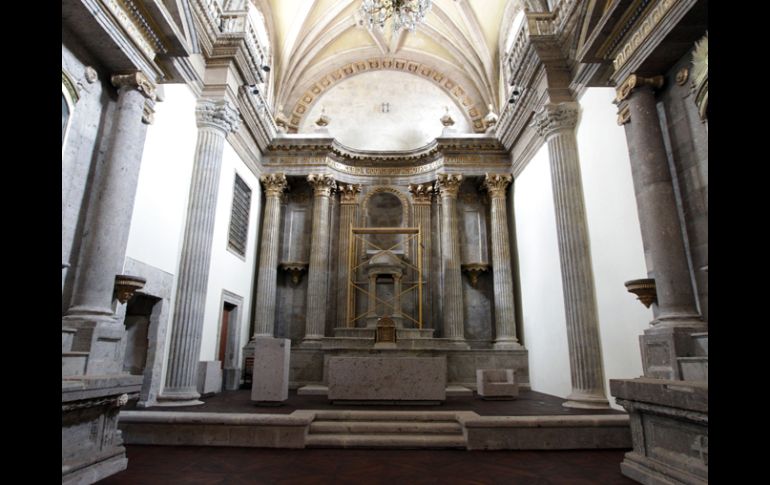 En el cambio de piso del templo de Santa Mónica se invirtieron más de 600 mil pesos. E. BARRERA  /