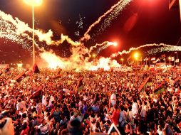 Pobladores libios celebran en la plaza Tahrir, mientras militantes rebeldes logran su entrada a la ciudad de Tripolí. EFE  /