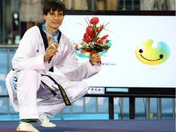 Alfonso Victoria mostrando la medalla de bronce obtenida en la última jornada de Universiada. ESPECIAL  /