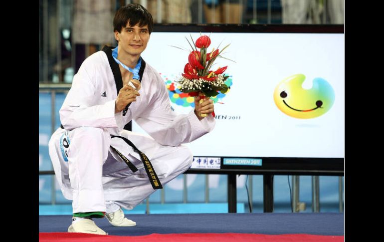 Alfonso Victoria mostrando la medalla de bronce obtenida en la última jornada de Universiada. ESPECIAL  /