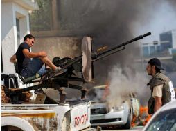 Cruentos combates con artillería pesada se registran este martes en torno al complejo residencial de Gadhafi. AP  /