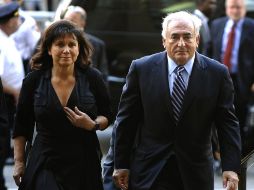 Momento en que Strauss-Kahn arriba al tribunal de Manhattan acompañado de su esposa Anne Sinclair. AFP  /