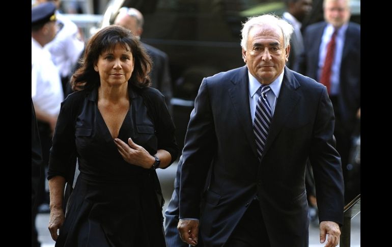 Momento en que Strauss-Kahn arriba al tribunal de Manhattan acompañado de su esposa Anne Sinclair. AFP  /