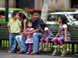 Piden que la cabeza de una familia pueda ser una mujer, un hombre o los abuelos. ARCHIVO  /