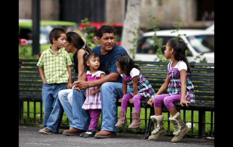 Piden que la cabeza de una familia pueda ser una mujer, un hombre o los abuelos. ARCHIVO  /