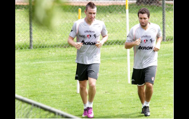 El seleccionado Sub-20 Saúl Villalobos entrana conn un compañero en las instalaciones del Club Atlas Colomos. EL INFORMADOR  /