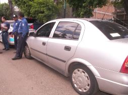 Policías detienen un auto robado. En el último año se recuperaron 30 mil 195 unidades aseguradas. ARCHIVO  /