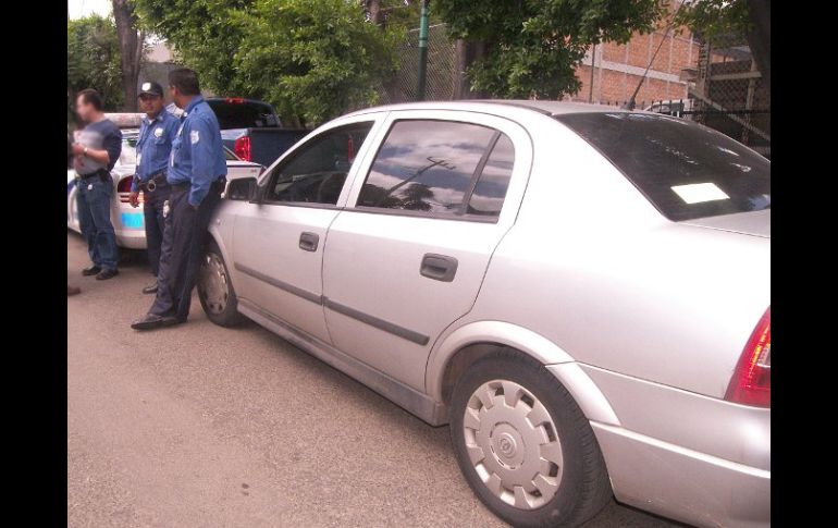 Policías detienen un auto robado. En el último año se recuperaron 30 mil 195 unidades aseguradas. ARCHIVO  /