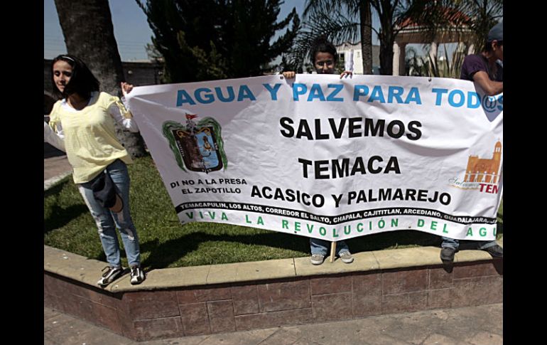 Habitantes de Temacapulín participaron el lunes pasado en una manifestación en contra de que se inunde esta población. A. HINOJOSA  /