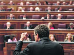 Zapatero se dirige al Parlamento. José Bono, presidente del Congreso, avisa que deben presentar esta misma semana su propuesta. NTX  /