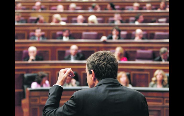 Zapatero se dirige al Parlamento. José Bono, presidente del Congreso, avisa que deben presentar esta misma semana su propuesta. NTX  /