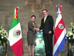 Laura Chinchilla recibió las llaves de la Ciudad de México de manos del jefe de Gobierno, Marcelo Ebrard. EL UNIVERSAL  /