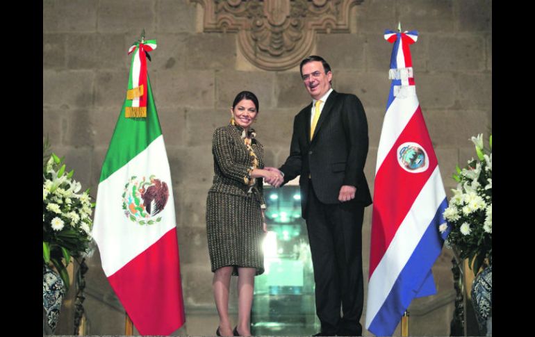 Laura Chinchilla recibió las llaves de la Ciudad de México de manos del jefe de Gobierno, Marcelo Ebrard. EL UNIVERSAL  /