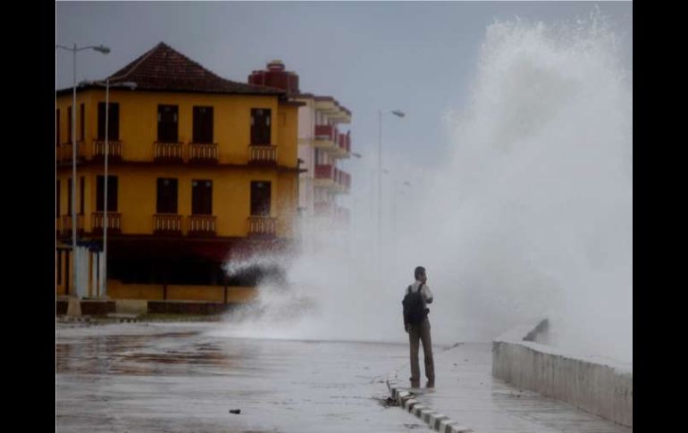 'Irene' podría llegar a Nueva York en categoría cuatro, por lo que autoridades lanzan alerta ante la tormenta. AP  /