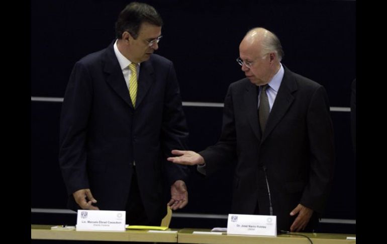 El presidente de la Conago, Marcelo Ebrard, y el rector de la UNAM, José Narro Robles. EL UNIVERSAL  /