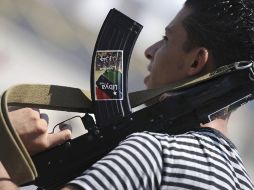 Un combatiente rebelde con su arma en una calle de Trípoli, Libia. EFE  /