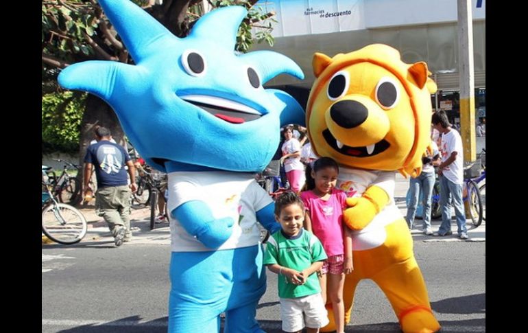 En la imagen dos de las tres mascotas oficiales de los Juegos Panamericanos 2011, Gavito y Leo. ARCHIVO  /