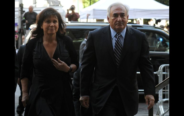 Strauss Kahn en compañia de su esposa Anne Sinclair, tras ser liberado de los cargos en su contra. EFE  /