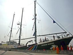 El barco de la organización Greenpace Rainbow Warrior atracado en el puerto de Bangkok, Tailandia. EFE  /