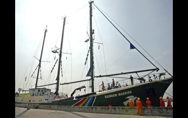 El barco de la organización Greenpace Rainbow Warrior atracado en el puerto de Bangkok, Tailandia. EFE  /