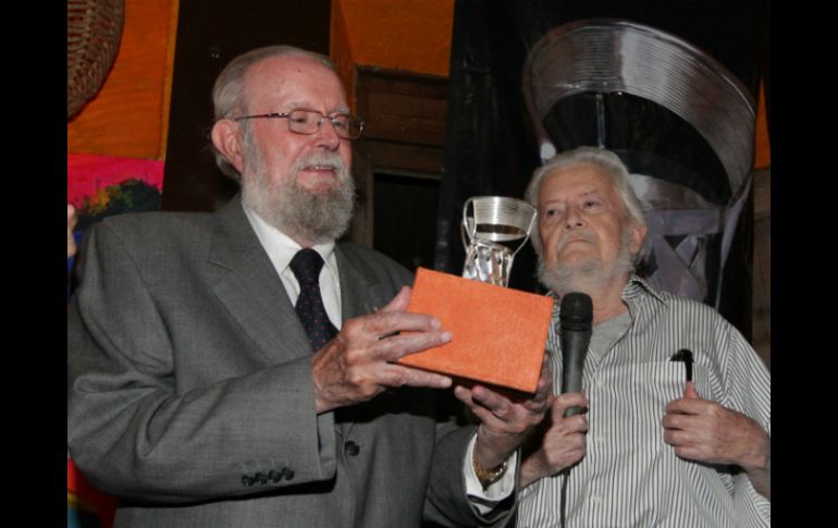 Recibió el reconocimiento de manos de Fernando del Paso (d). M.FREYRIA  /