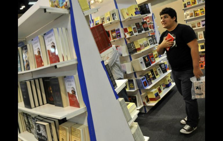 Un joven asiste al evento literario. EFE  /