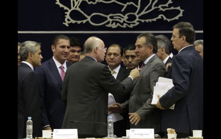 El rector José Narro dialoga con el gobernador de Morelos, Marco Antonio Adame. EL UNIVERSAL  /